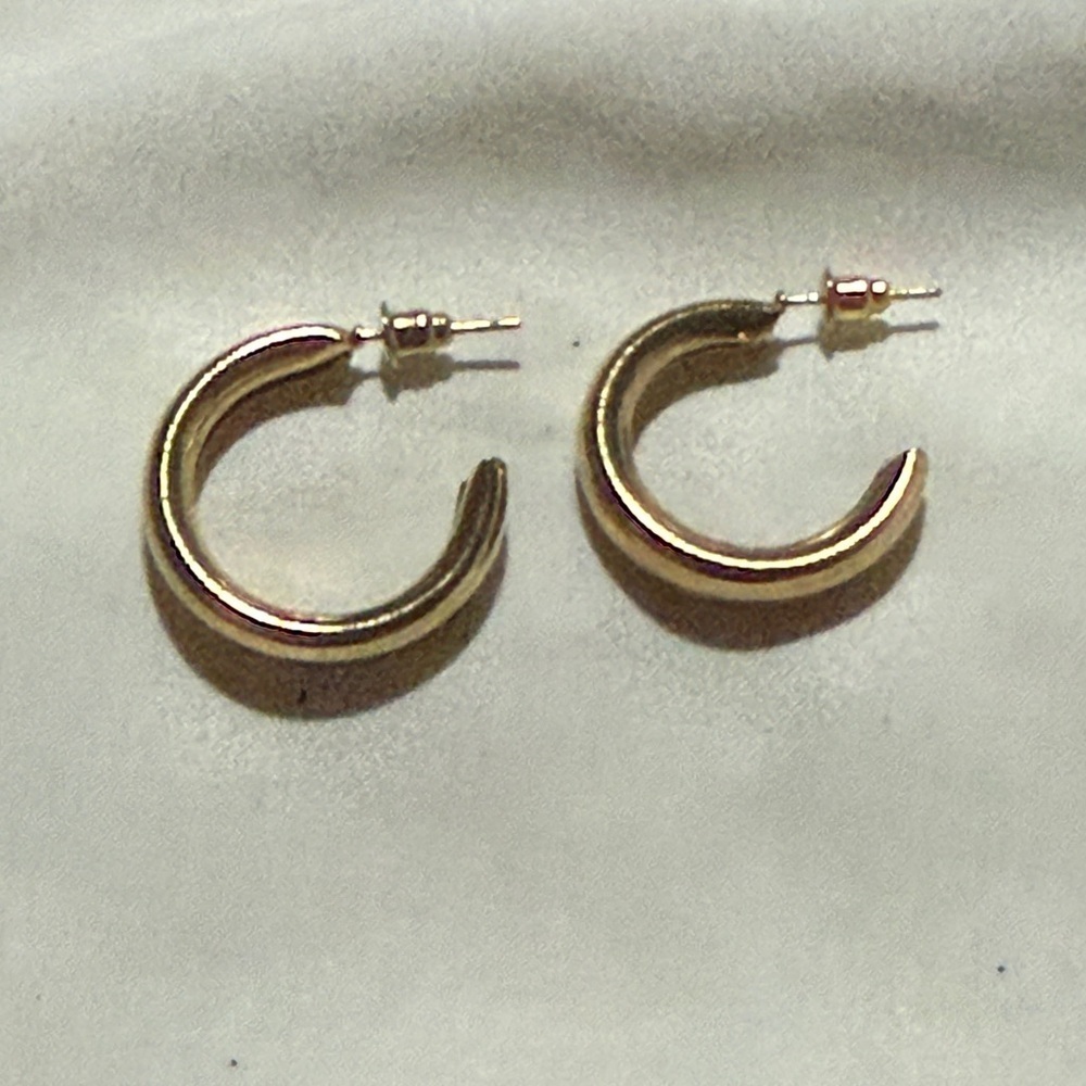 Elegant Gold Hoop Earrings - Picture 2 of 3